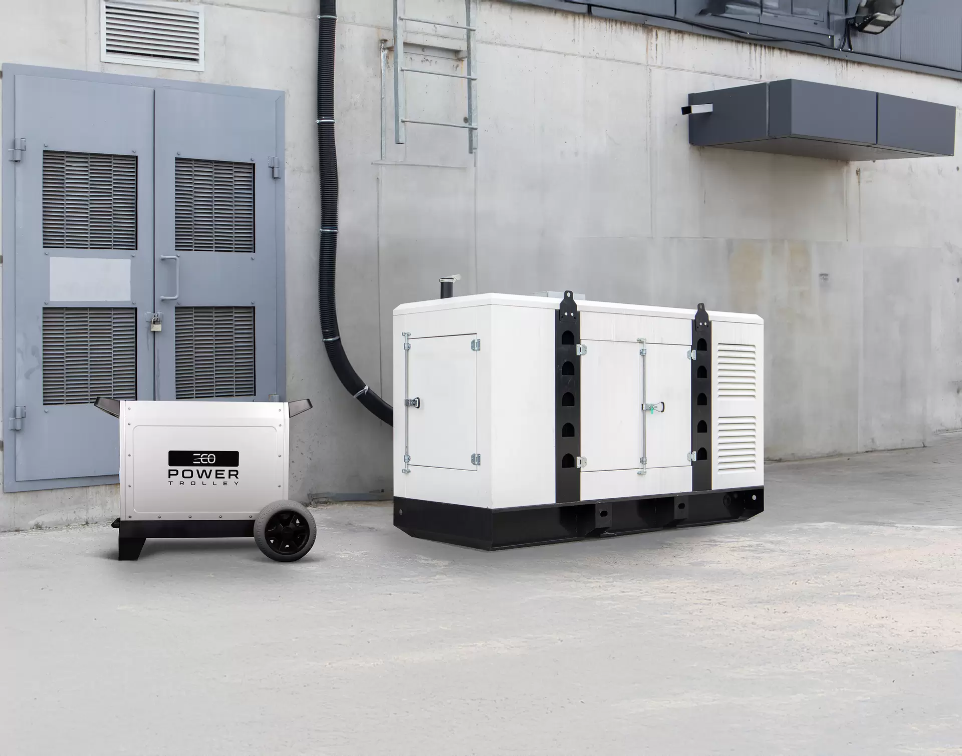 ecoPowerTrolley im Grössenvergleich zu einem Dieselgenerator