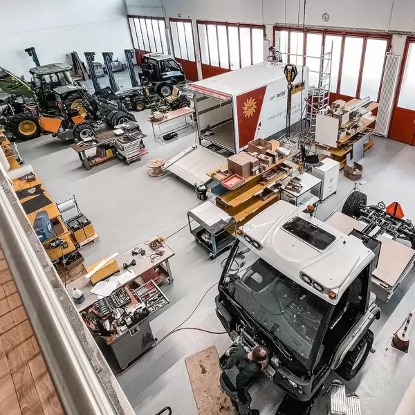 Blick in die Fahrzeugumbauhalle von ecovolta: Elektro-Umbauten und Batterieintegration in der Werkstatt