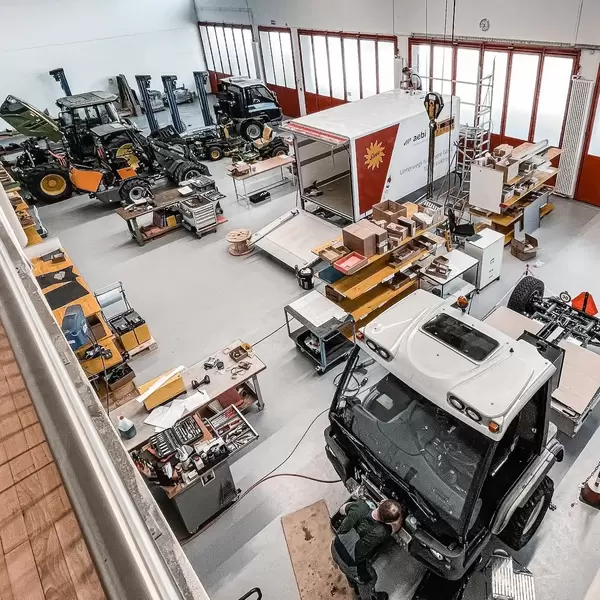 Blick in die Fahrzeugumbauhalle von ecovolta: Elektro-Umbauten und Batterieintegration in der Werkstatt
